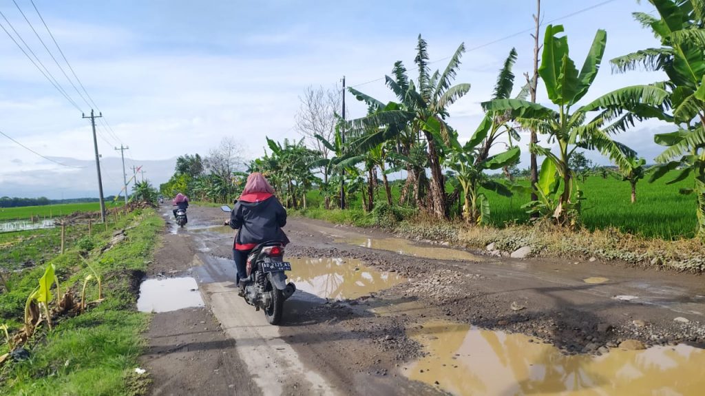 BERBAHAYA: Sejumlah warga saat melintas di ruas jalan penghubung Desa Gawan dan Desa Suwatu, Kecamatan Tanon kemarin. (MUKHTARUL HAFIDH/LINGKAR JATENG)