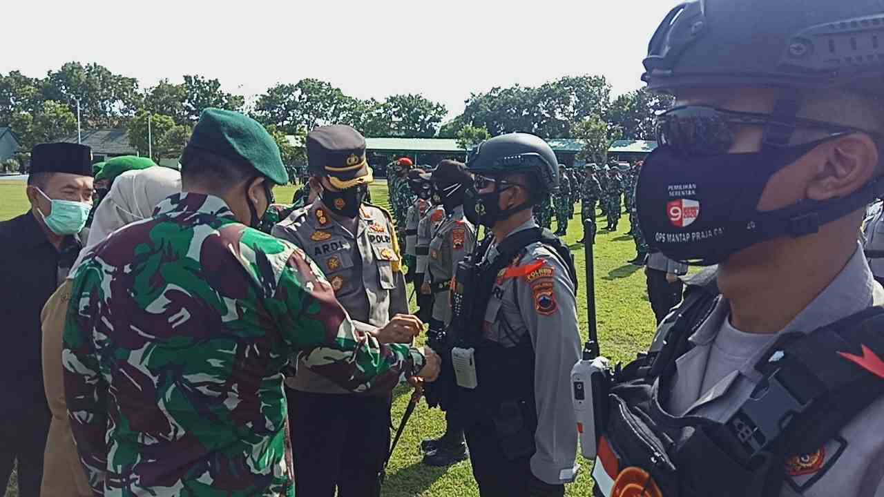 TEGAS: Jajaran Polres Sragen saat pengecekan kelengkapan perlengkapan anggota jelang tahun baru.(MUKHTARUL HAFIDH/LINGKAR.CO)
