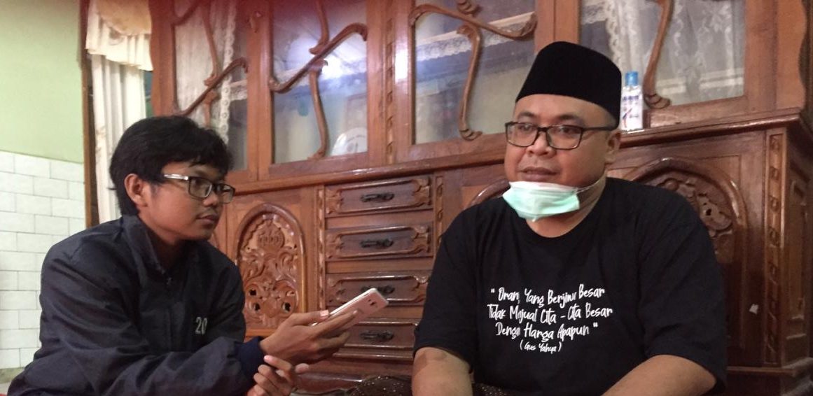 RAMAH: Gus Hanies (kanan) saat diwawancarai wartawan Lingkar Jateng belum lama ini. (DOK. LINGKAR.CO)
