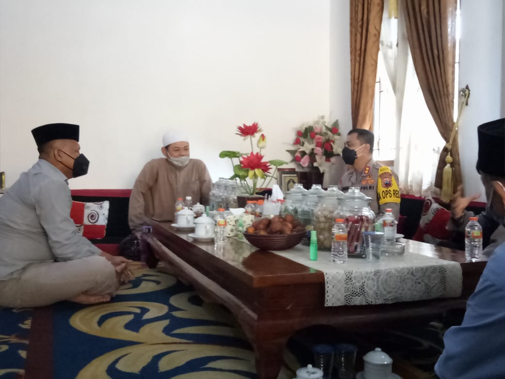 BAHAS: Jajaran Polres Rembang saat berbincang dengan KH. Ahmad Faisol Baidowi selaku pengasuh ponpes al-Wahdah Lasem baru-baru ini. (MIFTAHUS SALAM/LINGKAR JATENG)