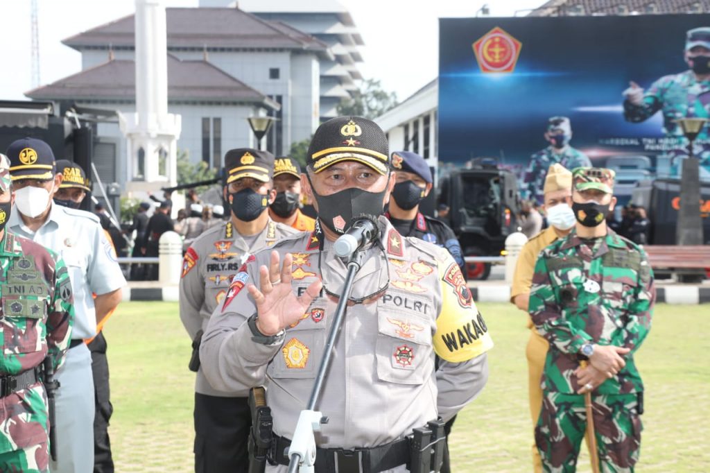 Giat Apel Gelar Pasukan Operasi Lilin Candi kepolisian terpusat yang dihadiri oleh Wakapolda Jateng Brigjen Pol Abiyoso Seno Aji, Gubernur Jateng Ganjar Pranowo dan Pangdam IV Diponegoro Mayjen TNI Bakti Agus Fadjari, bertempat di halaman Mapolda Jateng, Senin (21/12). (RISCHA/LINGKAR.CO)