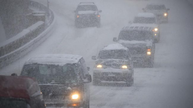MACET: Seribu pengemudi kendaraan di Jepang terjebak kemacetan sepanjang 15 kilometer selama 40 jam di jalan tol akibat badai salju. (ANTARA/LINGKAR.CO)