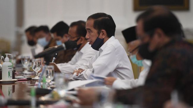 Presiden Joko Widodo (tengah) memimpin rapat kabinet terbatas mengenai percepatan penanganan dampak pandemi COVID-19 di Istana Merdeka, Jakarta, belum lama ini. (ANTARA /LINGKAR.CO)
