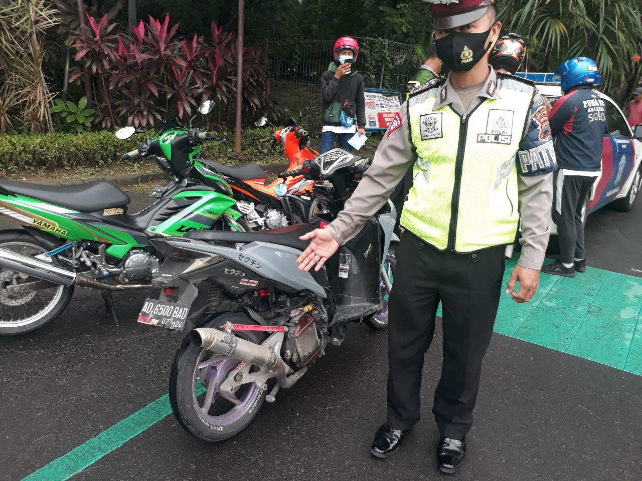 DIAMANKAN: Sepeda motor berknalpot brong diamankan anggota Datlantas Pikresta Surakarta baru-baru ini. (DOK. LINGKAR JATENG)