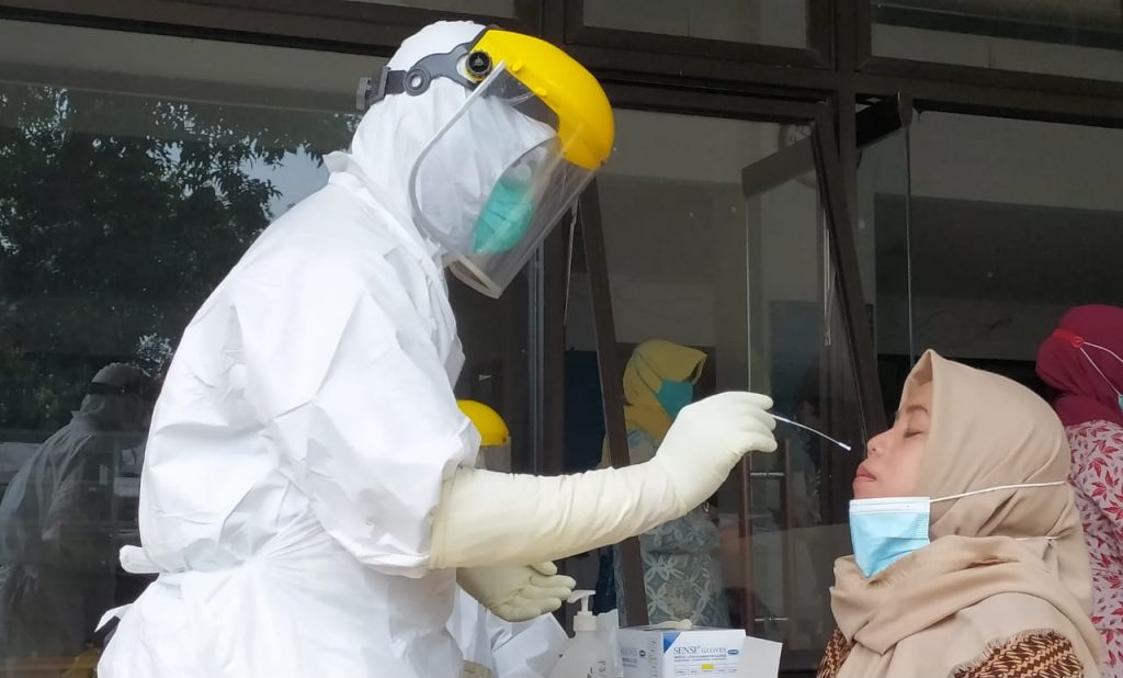 Petugas Kesehatan Kabupaten Jepara menggunakan alat pelindung diri (APD) berupa baju hazmat sekali pakai. APD ini selanjutnya akan jadi limbah medis. (MIFTAHUL UMAM/LINGKAR JATENG)