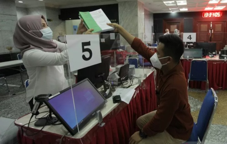 Petugas mengecek kelengkapan berkas gugatan pilkada serentak 2020 yang diajukan pemohon di Gedung Mahkamah Konstitusi (MK), Jakarta, Senin (21/12). (ANTARA FOTO/ LINGKAR.CO