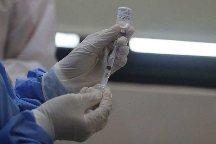 Tenaga kesehatan menyiapkan vaksin saat simulasi vaksinasi COVID-19 di RS Islam, Jemursari, Surabaya, Jawa Timur belum lama ini. (ANTARA FOTO/LINGKAR.CO)