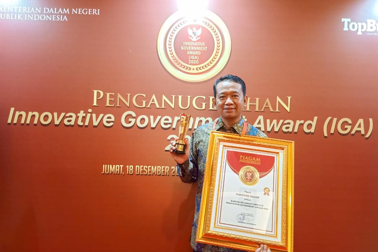 Wakil Bupati Sragen Dedy Endriyatno menerima penghargaan ajang Innovative Government Award (IGA) 2020, yang digelar Jumat (18/12) di Jakarta. (MUKHTARUL KHAFIDZ/LINGKAR.CO)