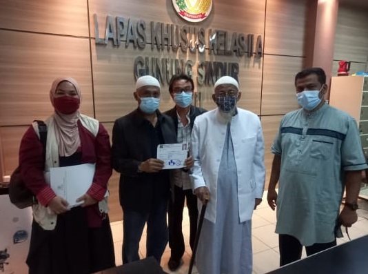 Abu Bakar Baasyir (berpakaian putih) bersama keluarga setelah dinyatakan bebas dan akan meninggalkan Lapas Gunung Sindur, Kabupaten Bogor, Jawa Barat, Jumat (8/1). (DOK. LINGKAR.CO)
