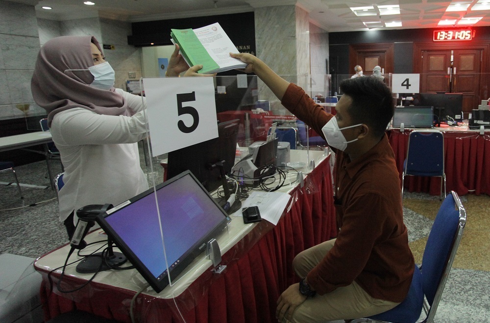 Petugas mengecek kelengkapan berkas gugatan pilkada serentak 2020 yang diajukan pemohon di Gedung Mahkamah Konstitusi (MK), Jakarta, Senin (21/12). (ANTARA/LINGKAR.CO)