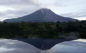 Meletus, Gunung Sinabung Semburkan Debu Setinggi 500 Meter