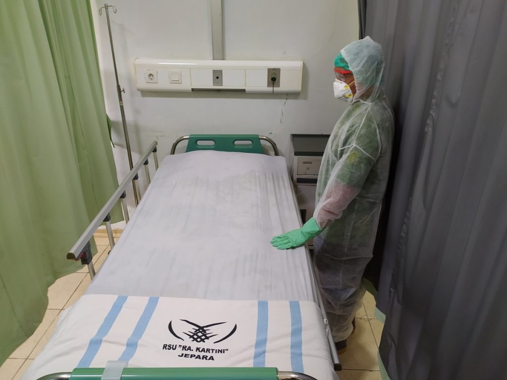 Petugas menunjukkan salah satu tempat tidur untuk isolasi pasien Covid-19 di RSUD Kartini Jepara. (MIFTAHUL UMAM/LINGKAR.CO)