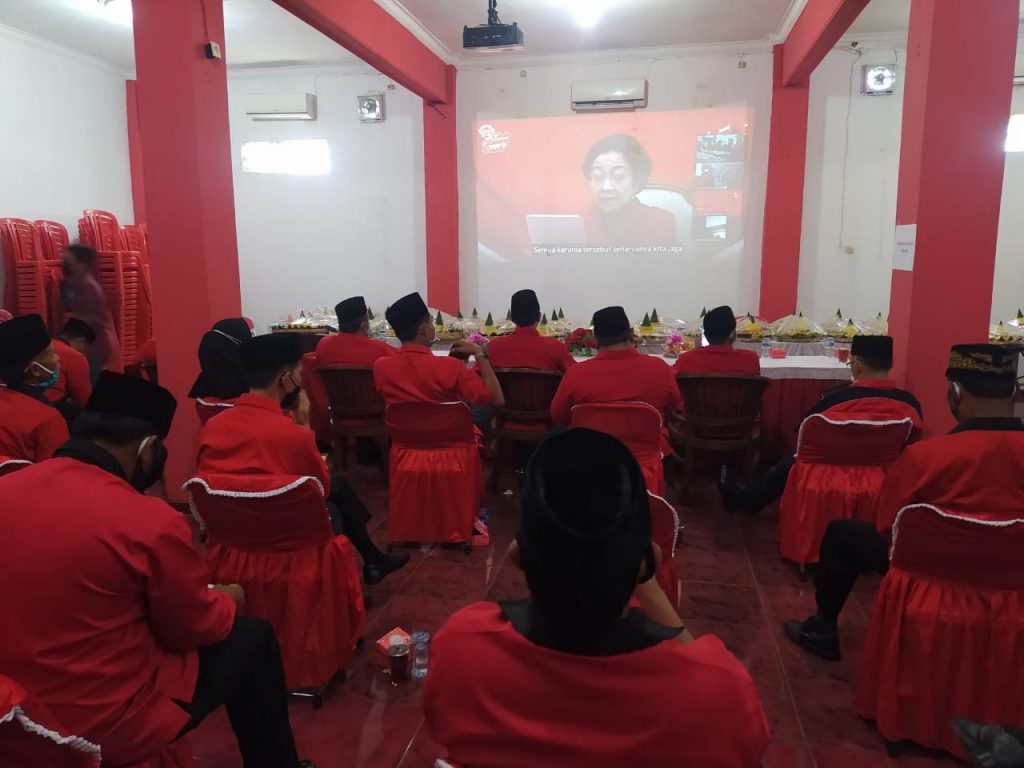 Pengurus DPC PDIP Karanganyar menyimak pidato Ketua Umum PDIP Megawati Soekarnoputri via Zoom Meeting, dalam perayaan HUT ke-48 PDIP di janitor DPC PDIP Karanganyar, Minggu (10/1)sore. (PUJOKO/LINGKAR.CO)