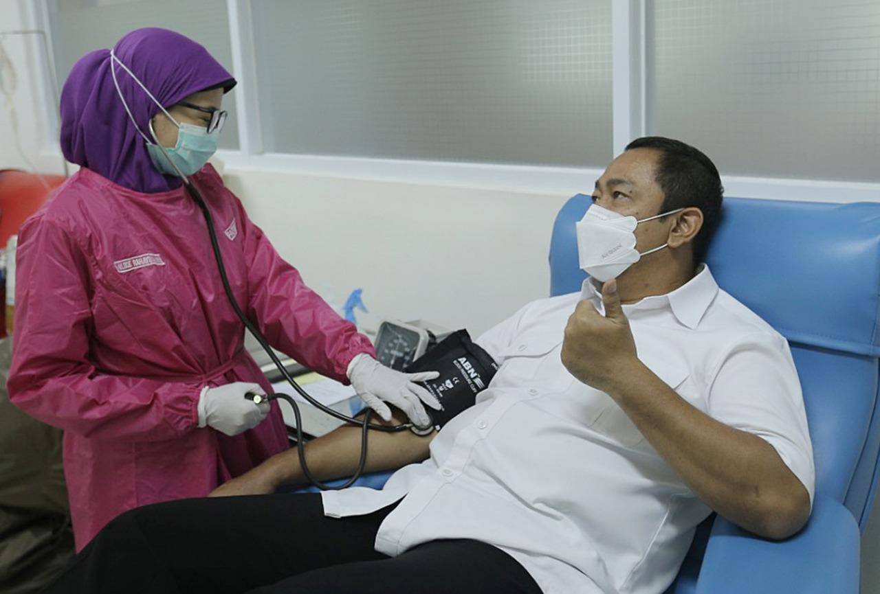 Wali Kota Semarang Hendi tengah mendonorkan plasma Konvalesenya, baru-baru ini. (RISCHA KRISDAYANTI/LINGKAR.CO)