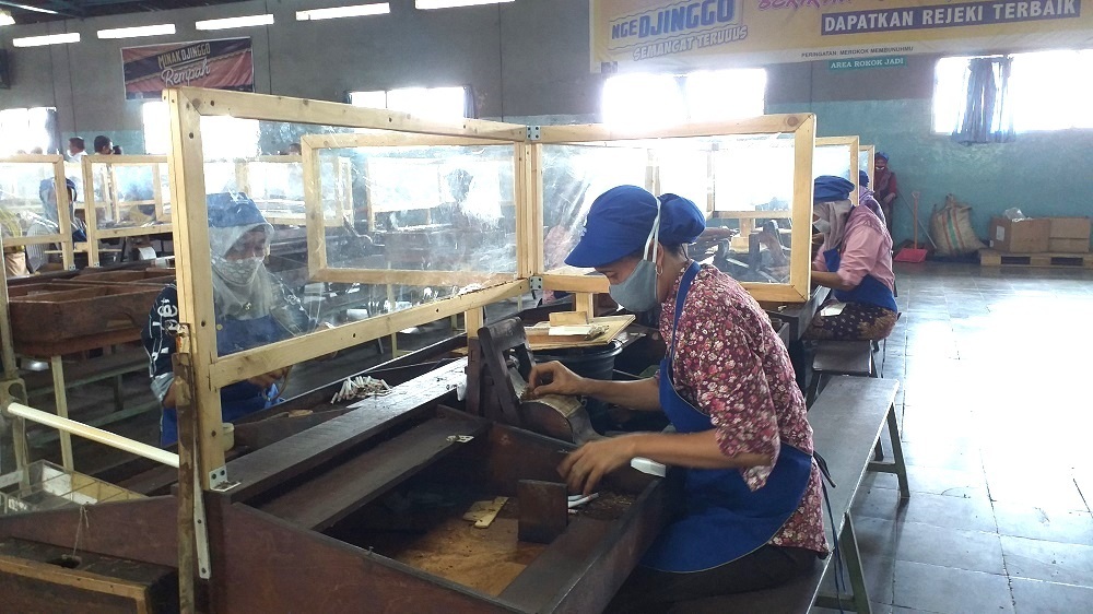 Buruh rokok di pabrik Nojorono saat sedang membuat Sigaret Kretek Tangan (SKT) dengan protokol kesehatan ketat. Selasa (12/1). (NISA HAFIZHOTUS SYARIFA/LINGKAR.CO)