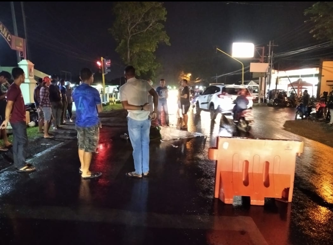 Sebuah Kecelakaan Lalu Lintas terjadi di Jalan Raya Pati-Tayu, tepatnya di depan penjagaan Alugoro Pati, Minggu (24/1) malam. (DOK. LINGKAR.CO)