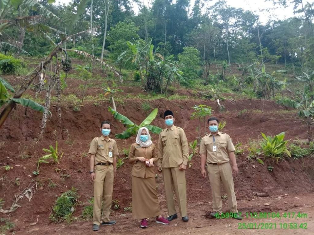 Survei lokasi rencana pengembangan pusat produksi durian di Kecamatan Dawe, Kudus, Senin (25/1). (ISTIMEWA/DOK. LINGKAR.CO)