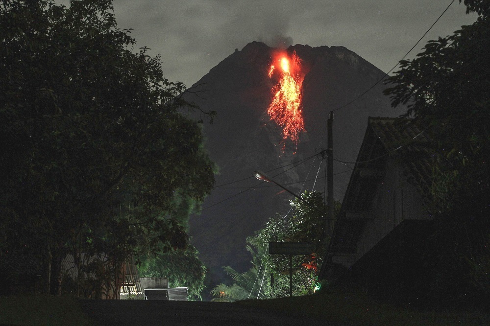Guguran lava dari puncak Gunung Merapi terlihat dari Turi, Sleman, D.I Yogyakarta, Rabu (20/1). (ANTARA FOTO/LINGKAR.CO)