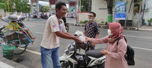 Jumat Berkah, Lingkar Jateng Biro Kudus Bagi-bagi Nasi Bungkus kepada Masyarakat Kecil