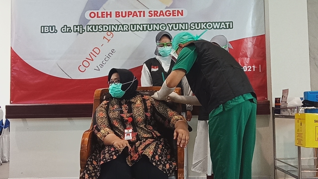 Bupati Sragen Kusdinar Untung Yuni Sukowati saat menjalani vaksinasi covid -19. Senin, (25/1). (MUKHTARUL HAFIDH/LINGKAR.CO)