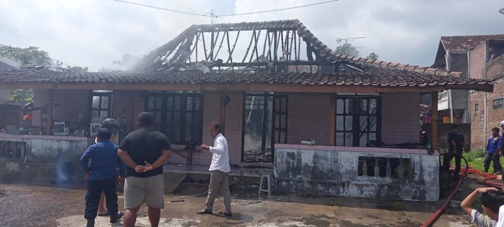 Rumah kontrakan penjual cilok yang berada di Cangakan, Karanganyar Kota, ludes terbakar, Selasa (26/1) pagi. (PUJOKO/LINGKAR.CO)