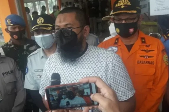 District Manager Sriwijaya Air Pontianak, Faisal Rahman (bermasker hitam) saat memberikan keterangan persnya siang ini, di Crisis Canter Sriwijaya Air SJ-182 Aula Bandara Internasional Supadio Pontianak, Kalbar. (ANTARA/LINGKAR.CO)