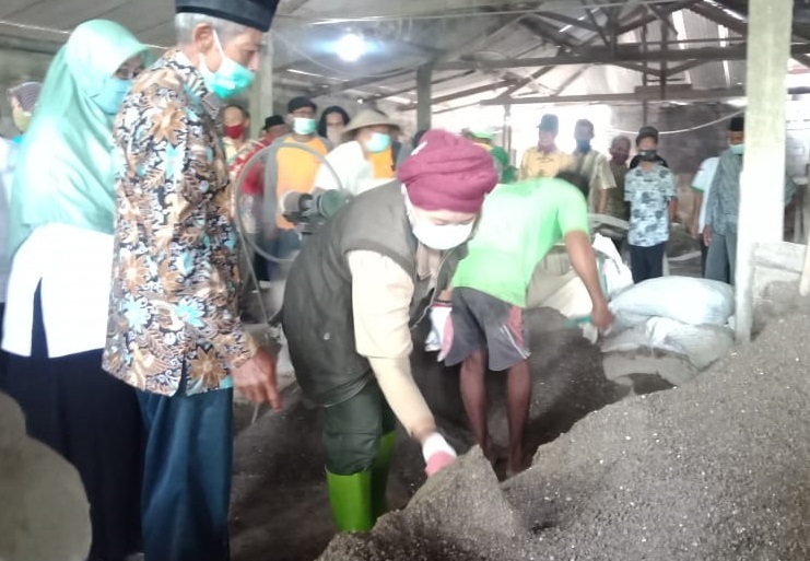 Anggota Dewan Perwakilan Rakyat Daerah (DPRD) Fraksi PKB Luluk Nur Hamidah melihat langsung pupuk organik yang di Dukuh Siderejo baru-baru ini. (MUKHTARUL HAFIDZ/LINGKAR.CO)
