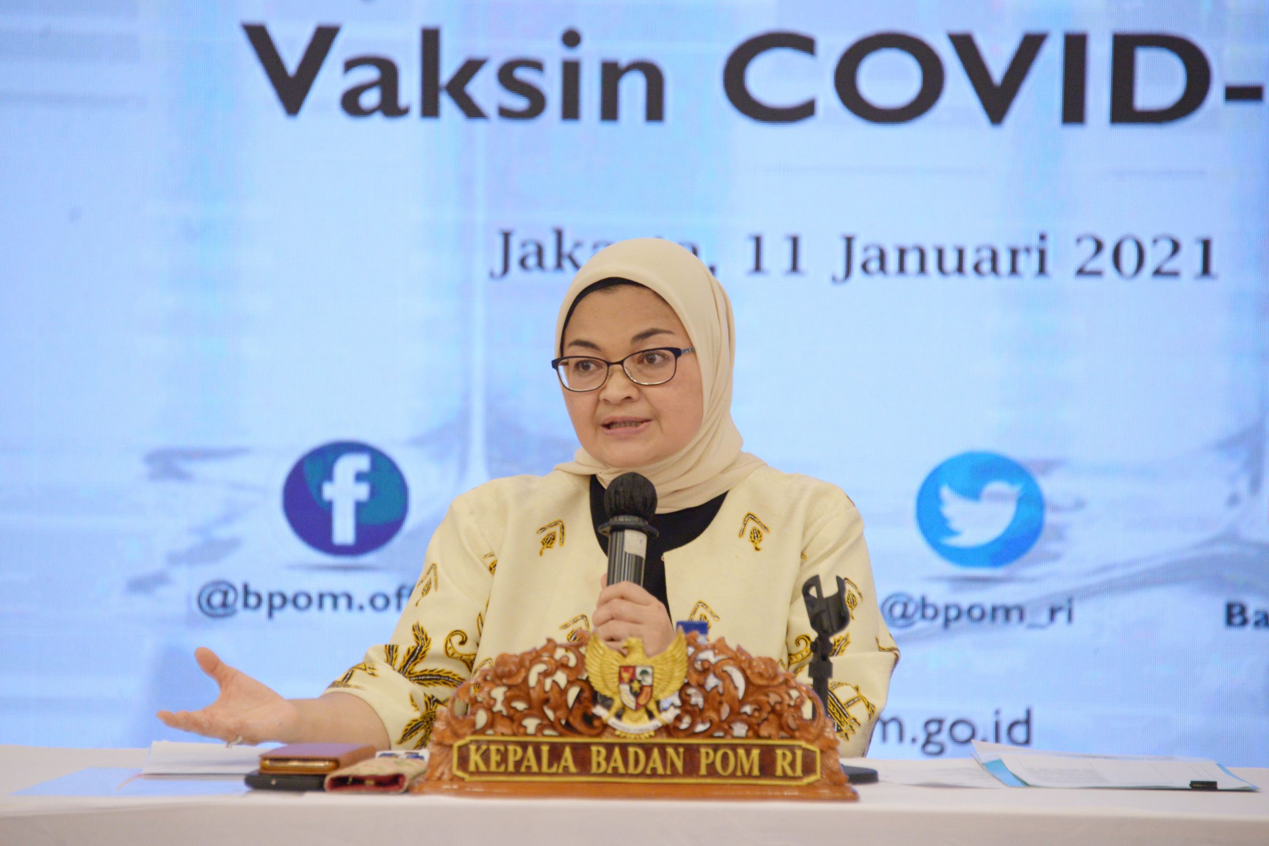 Kepala Badan POM Penny K. Lukito memberikan keterangan penerbitan persetujuan penggunaan dalam kondisi darurat atau Emergency Use Authorization (EUA) untuk Vaksin Covid-19 di Kantor Badan POM, Jakarta, Senin (11/1). (ANTARA/LINGKAR.CO)
