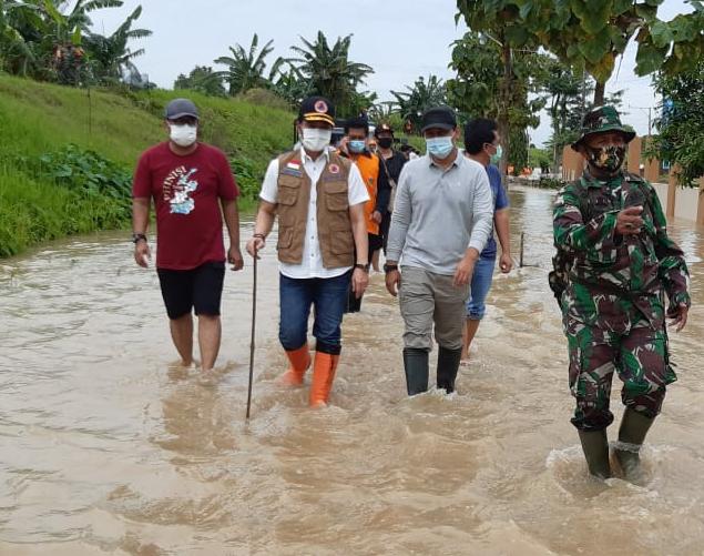 TINJAU: Plt Bupati Kudus Dr. HM Hartopo saat menilik lokasi banjir Sabtu (2/1).(DOK ISTIMEWA/LINGKAR.CO)