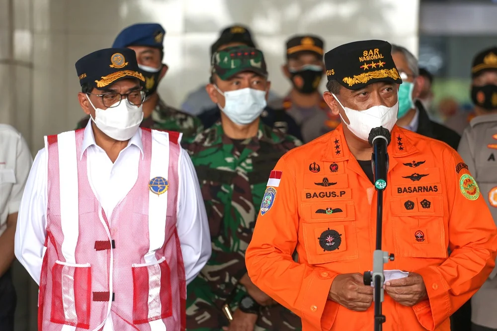 Kepala Basarnas Bagus Puruhito (kanan) bersama Menteri Perhubungan Budi Karya Sumadi (kiri) memberikan keterangan pers terkait perkembangan jatuhnya pesawat Sriwijaya Air SJ-182, di Terminal 2D Bandara Soekarno-Hatta, Tangerang, Banten, Senin (11/1).