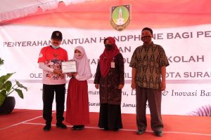 Siswa SD Kurang Mampu, Wali Kota Solo Bagikan 26 HP