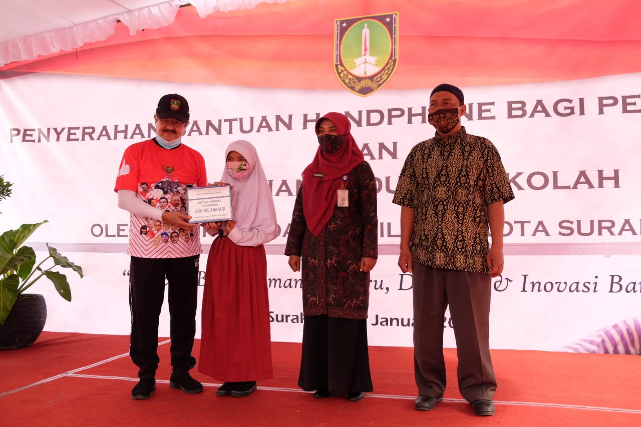 Secara simbolis perwakilan siswa menerima bantuan HP dari Wali Kota Solo FX Hadi Rudyatmo, Jumat (15/1). (GALUH SEKAR KINANTHI/LINGKAR.CO)