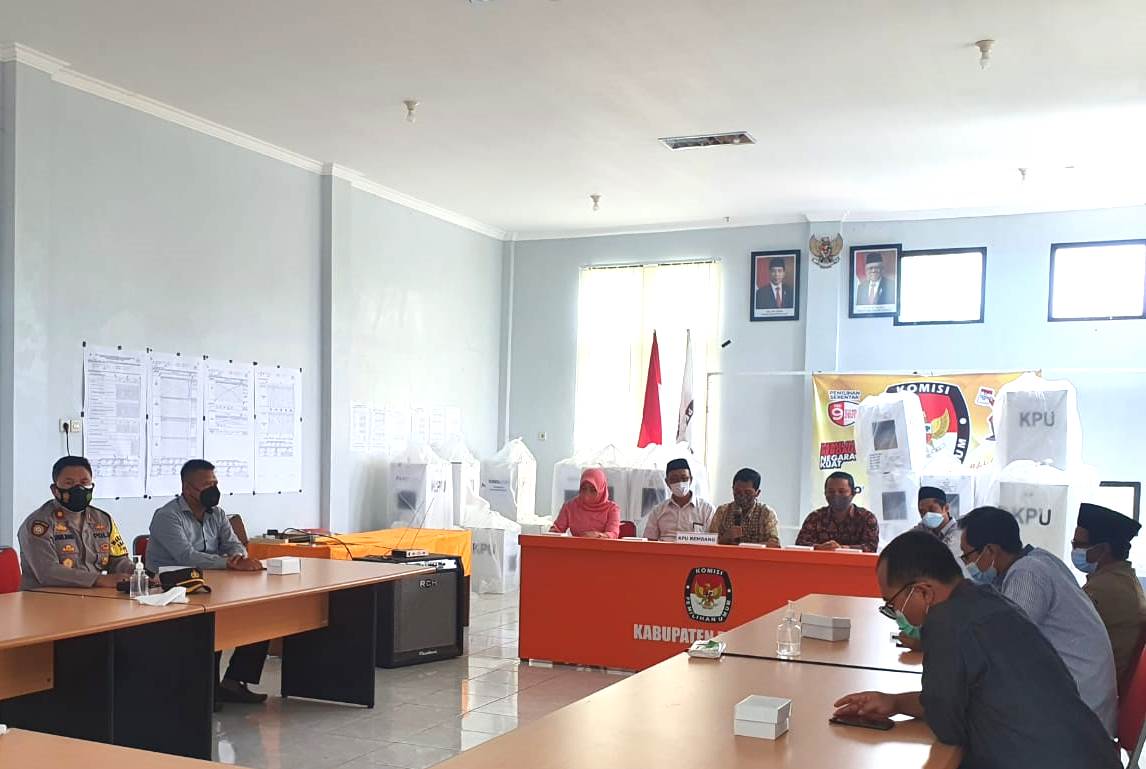Petugas polisi melakukan pengamanan pembukaan kotak suara di kantor KPU Rembang, Rabu (20/1). (DOK. LINGKAR.CO)