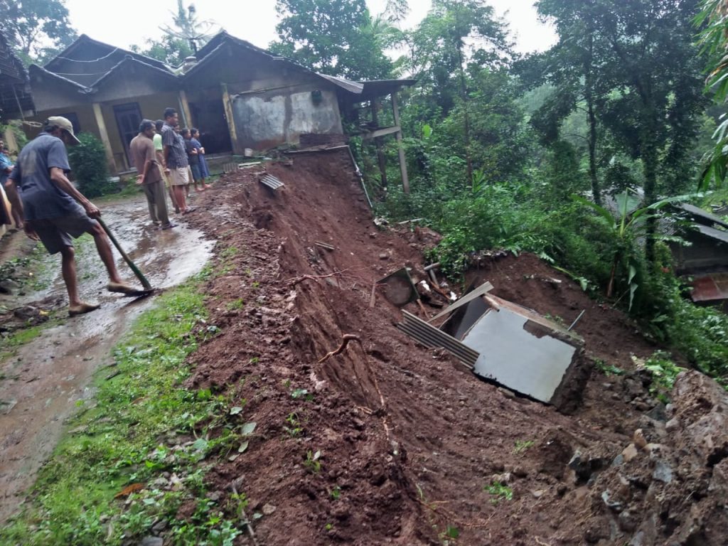 Sejumlah warga Dukuh Gronggong tengah menyaksikan dampak longsor untuk melalukan kerja bakti penanggulangan, Jumat (22/1). (BPBD JEPARA/LINGKAR.CO)
