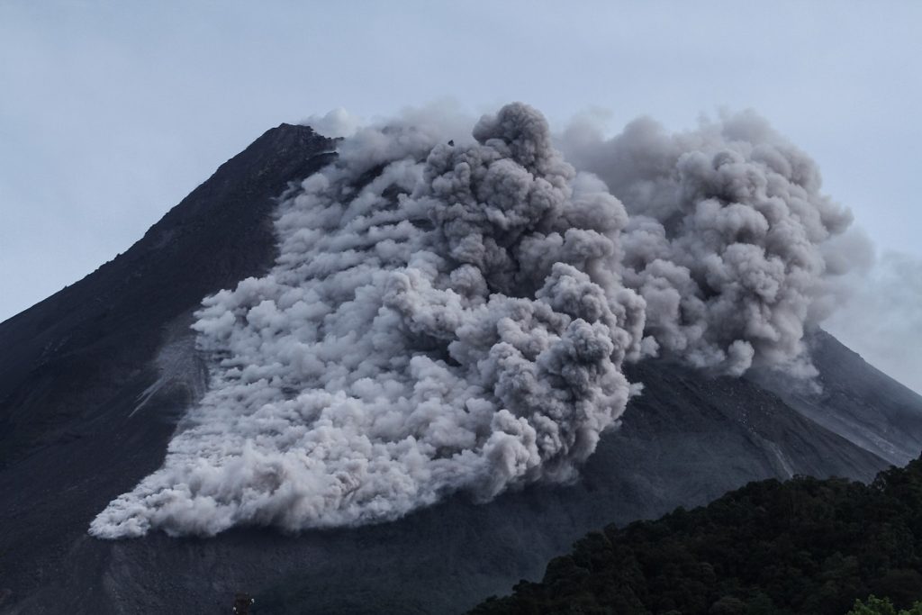 Awan panas guguran Gunung Merapi terlihat dari Kaliurang, Sleman, DI Yogyakarta, Rabu (27/1). (KORAN LINGKAR JATENG/LINGKAR.CO)