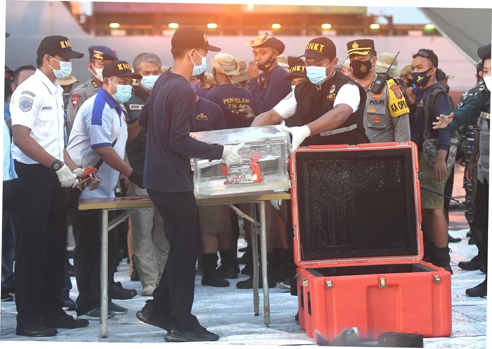 Petugas Komisi Nasional Keselamatan Transportasi (KNKT) memindahkan Flight Data Recorder (FDR) pesawat Sriwijaya Air PK-CLC dengan nomor penerbangan SJ-18 yang jatuh di perairan Pulau Seribu, di Dermaga JICT, Jakarta, Selasa (12/1).(ANTARA/LINGKAR.CO)