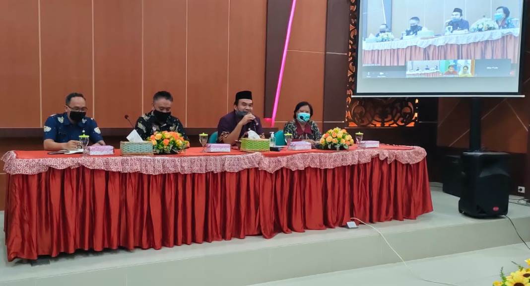 Wakil Bupati sekaligus calon Bupati Blora Arief Rohman saat memimpin rapat di aula BAPPEDA, Selasa (19/1). (DOK. LINGKAR.CO)