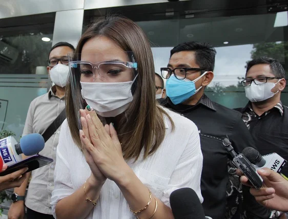Artis Gisella Anastasia (kiri) didampingi kuasa hukumnya Sandy Arifin dicecar pertanyaan oleh wartawan usai diperiksa di Gedung Ditkrimsus Mapolda Metro Jaya, Jakarta, Rabu (23/12). (ANTARA/LINGKAR.CO)