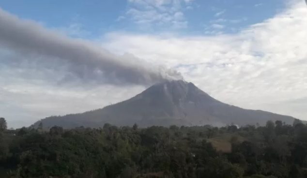 Gunung Sinabung di Kabupaten Karo, Sumatera Utara mengalami erupsi, namun tinggi kolom abu tidak teramati baru-baru ini. (ANTARA/LINGKAR.CO)