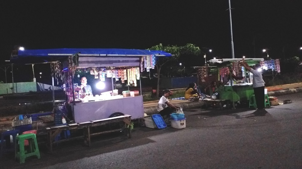 Sejumlah PKL masih tetap berjualan pada jam 19.30 WIB di kawasan Balai Jagong saat penerapan PPKM Senin (11/1) malam. (NISA HAFIZHOTUS SYARIFA/LINGKAR.CO)