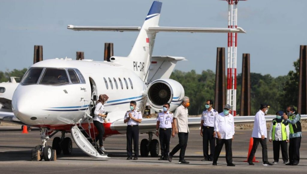 SELAMAT: Gubernur Jateng Ganjar Pranowo bersama Mehub BUdi Karya Sumadi dan Menteri PUPR Basoeki Hadimoeljono turun dari pesawat di Bandara Ngloram, Cepu, Kabupaten Blora Minggu (3/1/2021).(DOK DISKOMINFO BLORA FOR LINGKAR.CO)