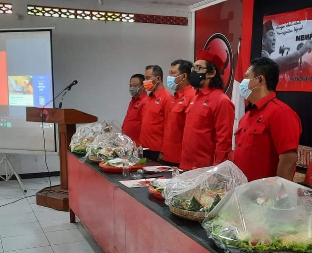 Pengurus DPC PDI P Kudus menyanyikan lagu Indonesia Raya sebelum zoom meeting dan mendapat arahan dari Ketua Umum PDI P Megawati Soekarno Putri baru-baru ini.(DOK PRIBADI FOR LINGKAR.CO)