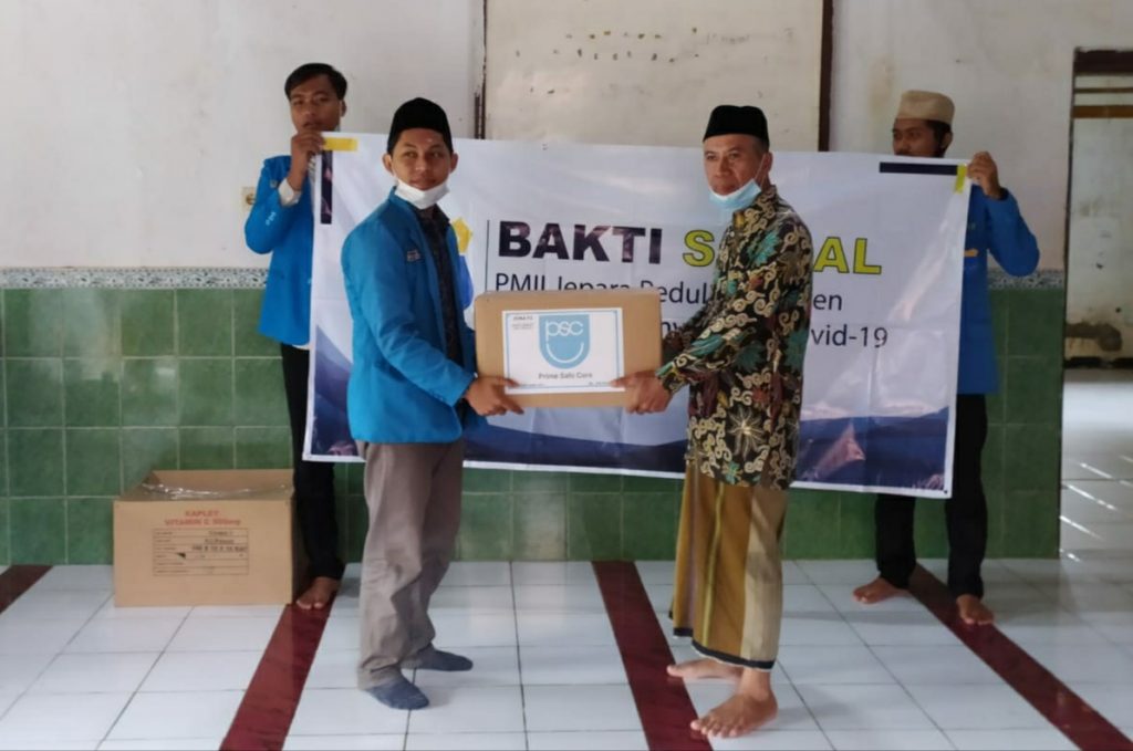 BAKSOS: Perwakilan PMII Jepara saat menyerahkan baksos kepada pengurus salah satu ponpes di Jepara, belum lama ini.(DOK. PRIBADI FOR LINGKAR JATENG)