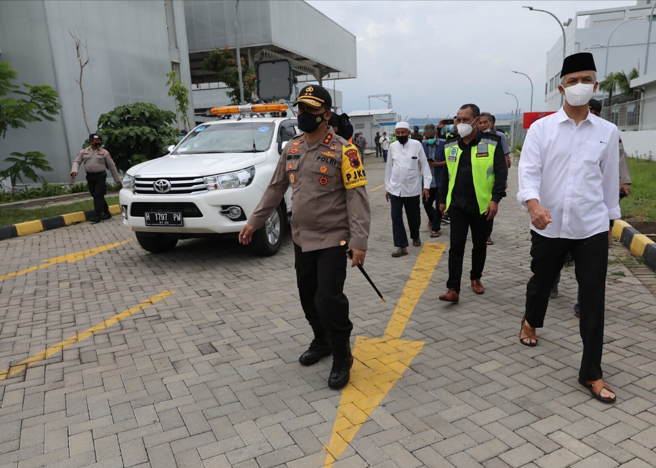 Kapolda Jateng Irjen Pol Ahmad Luthfi bersama Gubernur Ganjar Pranowo menyambut kedatangan jenazah Habib Ja’far al Kaff di Bandara Ahmad Yani Semarang, Sabtu (2/1).(ISTIMEWA/LINGKAR.CO)