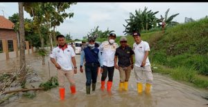 Tinjau Lokasi Banjir, Sulis Minta Instansi Terkait Atasi Tanggul Sungai Gelis yang Jebol