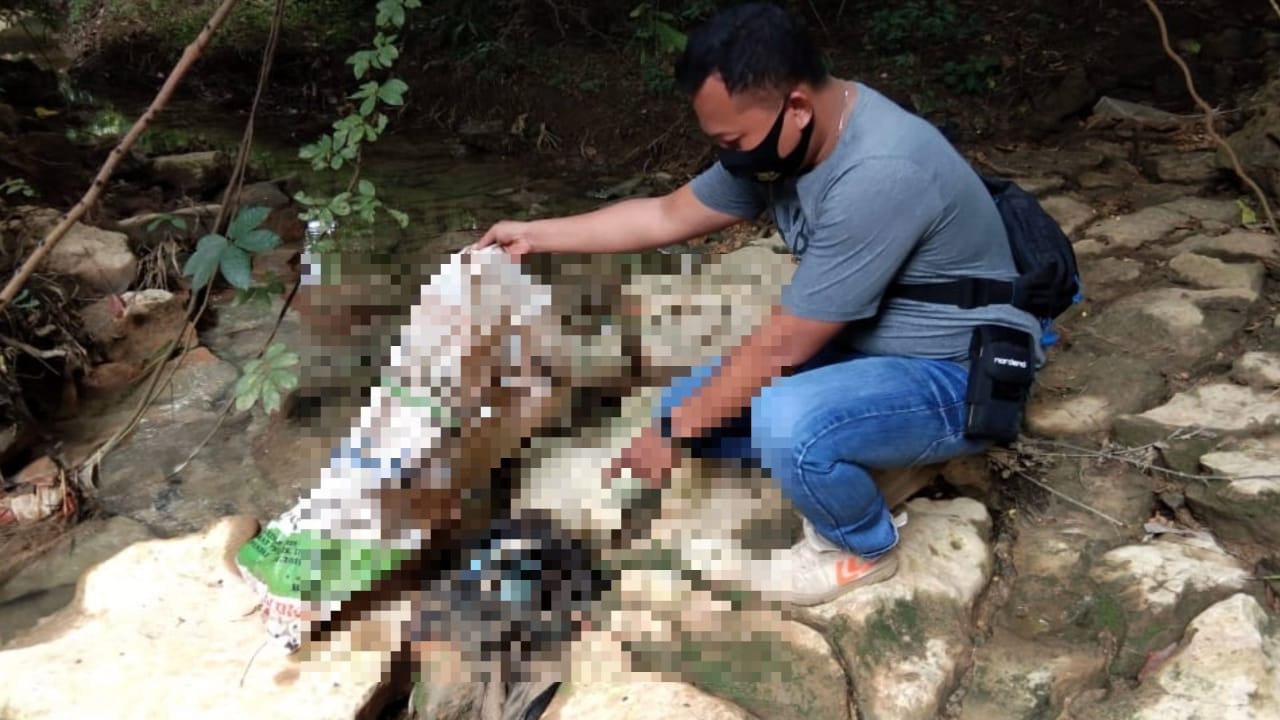 Petugas Polres Grobogan memeriksa kondisi bayi yang ditemukan di bawah jembatan Desa Sumberagung, Kecamatan Ngaringan Rabu (13/01/2021).(MUHAMMAD ANSORI/LINGKAR.CO)