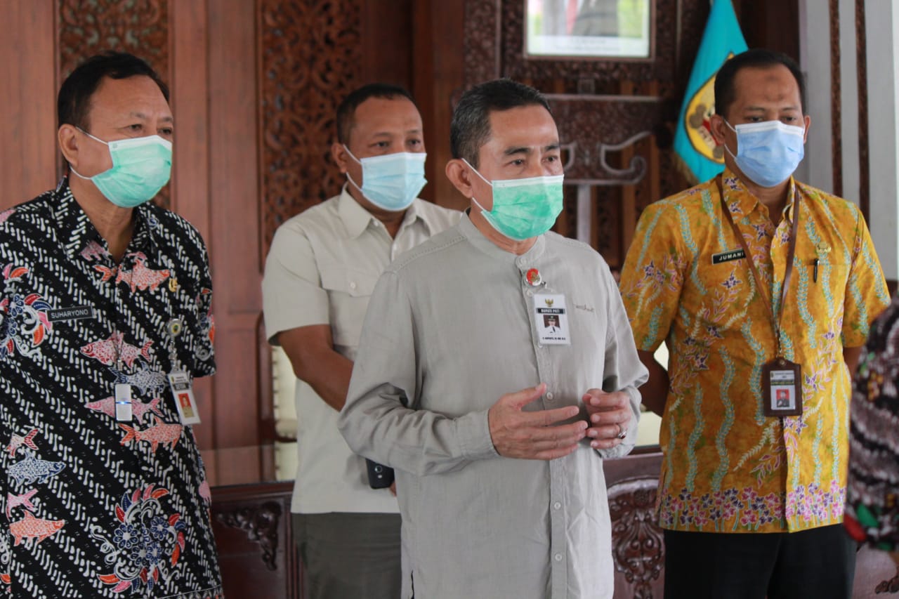 Bupati Haryanto didampingi Sekda Suharyono, Plt. Kepala BKPP Jumani, dan Kasatpol PP Hadi Santoso saat konfrensi pers Jumat (17/1/2021).(PROKOMPIM FOR LINGKAR.CO)