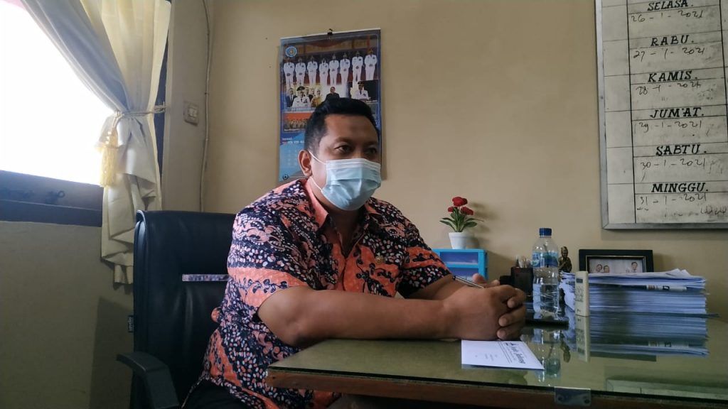 Humas Gugus Tugas Percepatan Penanganan Covid-19 Kabupaten Rembang Dwi Sulistya saat dimintai keterangan di kantornya.(MIFTAHUS SALAM/KORAN LINGKAR JATENG)