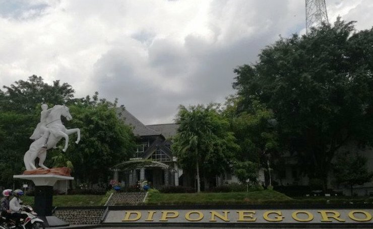 MELINTAS: Nampak depan gerbang kampus Undip Semarang belum lama ini.(ANTARA/LINGKAR.CO)