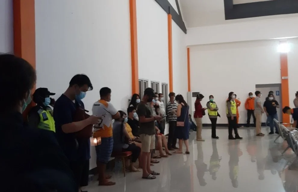 CARI INFORMASI: Keluarga dan kerabat penumpang pesawat Sriwijaya Air yang hilang berdatangan ke Bandara Supadio, Kabupaten Kubu Raya, Kalimantan Barat, Sabtu (9/1/2021).(ANTARA/LINGKAR.CO)